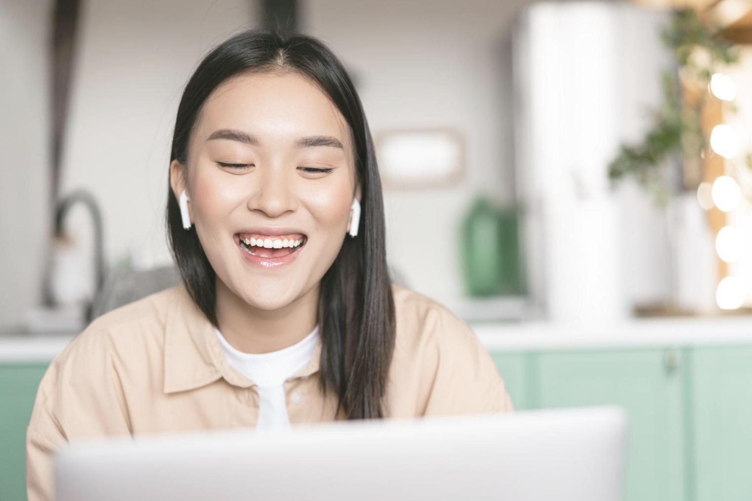 Moderní kancelář s finančními dokumenty a počítačem