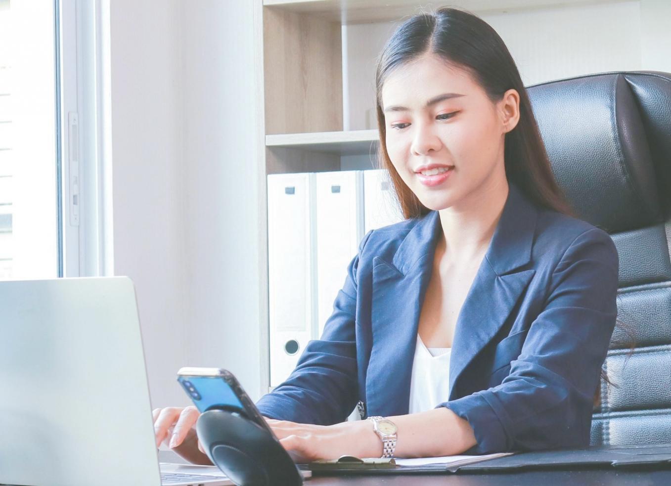 Tým pracující na finančních dokumentech